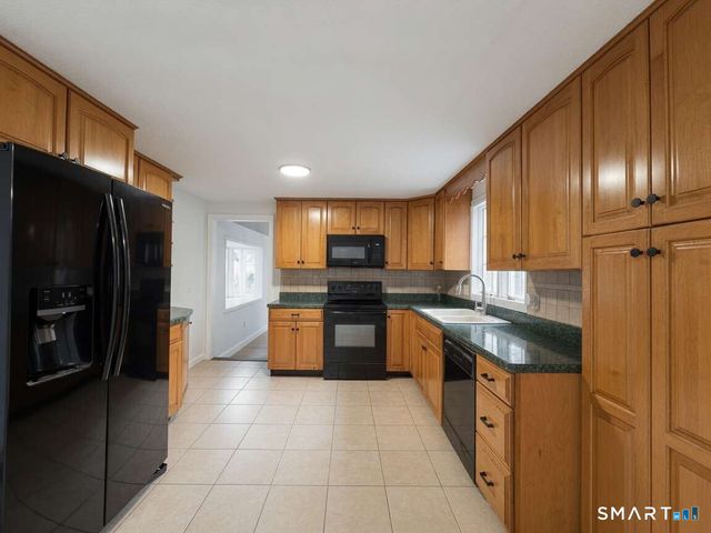 32 Simon Road, Enfield, CT 06082