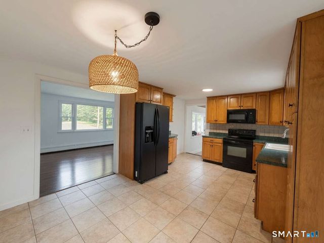 32 Simon Road, Enfield, CT 06082
