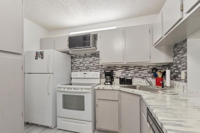 712 Sunny Pine Way E2, Greenacres, FL 33415