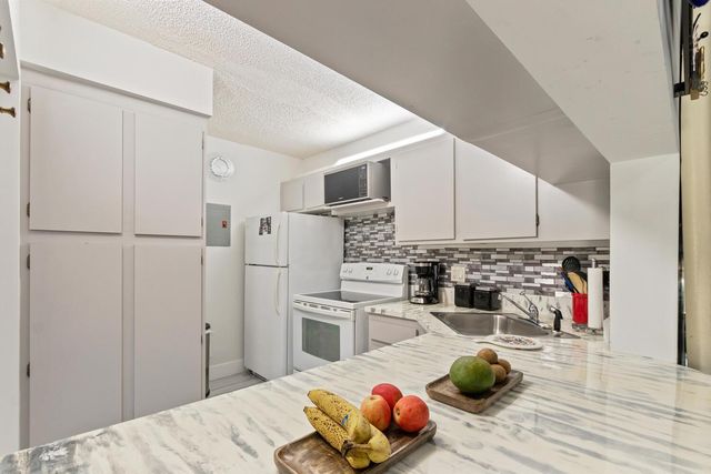 712 Sunny Pine Way E2, Greenacres, FL 33415
