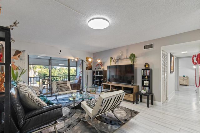 712 Sunny Pine Way E2, Greenacres, FL 33415