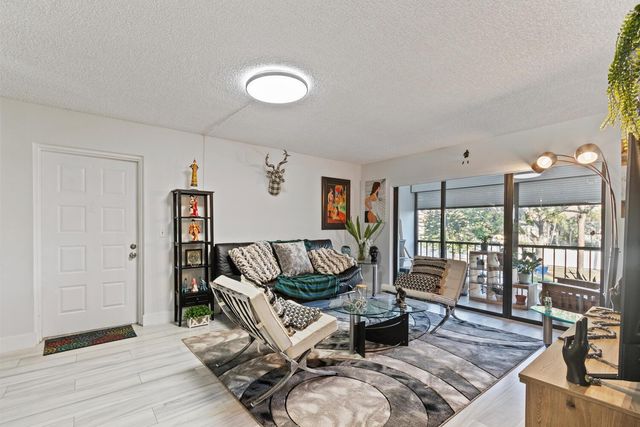 712 Sunny Pine Way E2, Greenacres, FL 33415