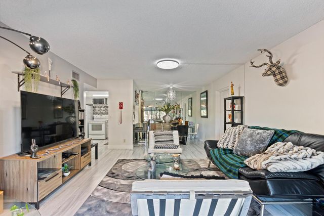 712 Sunny Pine Way E2, Greenacres, FL 33415