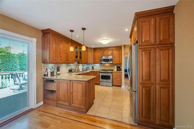 34 Oak Street, Hicksville, NY 11801