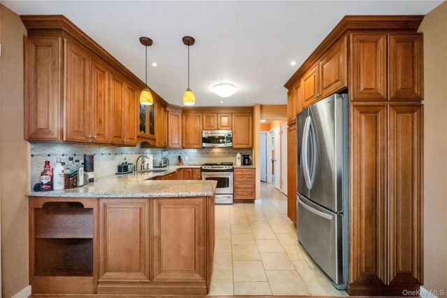 34 Oak Street, Hicksville, NY 11801