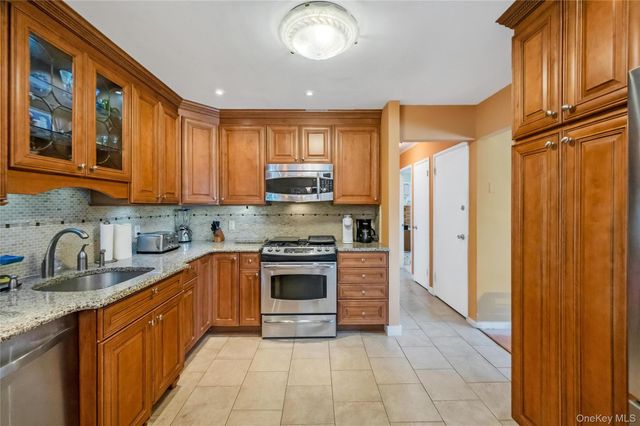 34 Oak Street, Hicksville, NY 11801