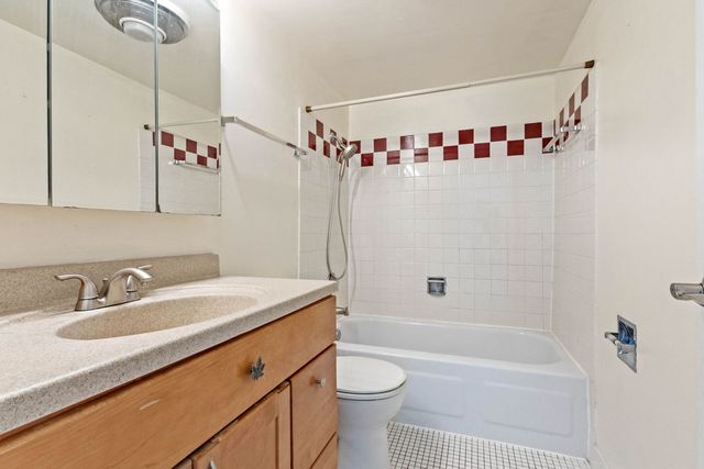 2100 Valencia Drive 300B, Northbrook, IL 60062