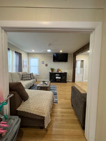 92 Maverick St, Fitchburg, MA 01420