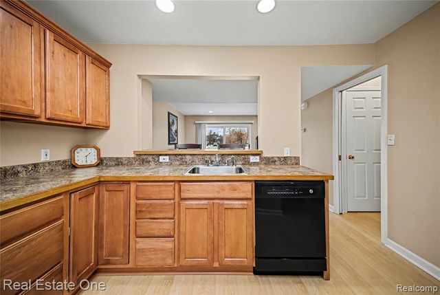 2579 Kingstowne Drive, Commerce Twp, MI 48390