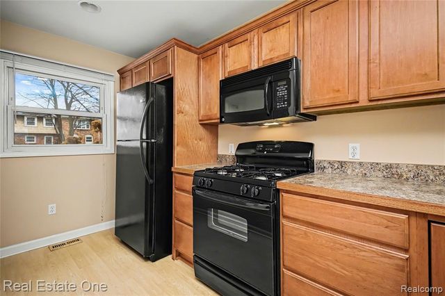 2579 Kingstowne Drive, Commerce Twp, MI 48390