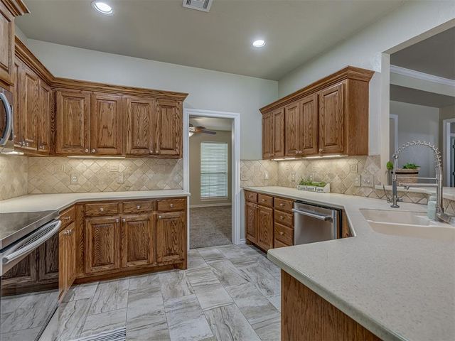 10461 Ridgeview Drive, Edmond, OK 73034