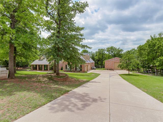 10461 Ridgeview Drive, Edmond, OK 73034