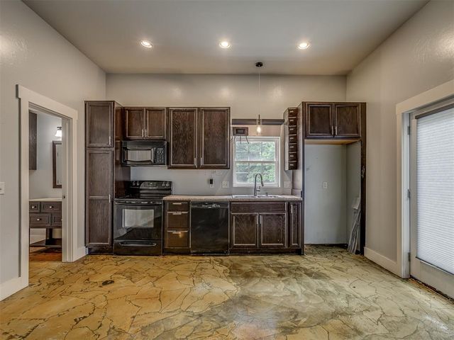 10461 Ridgeview Drive, Edmond, OK 73034