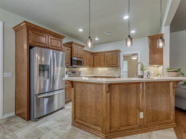 10461 Ridgeview Drive, Edmond, OK 73034