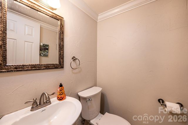 826 6th Street NW 4, Hickory, NC 28601