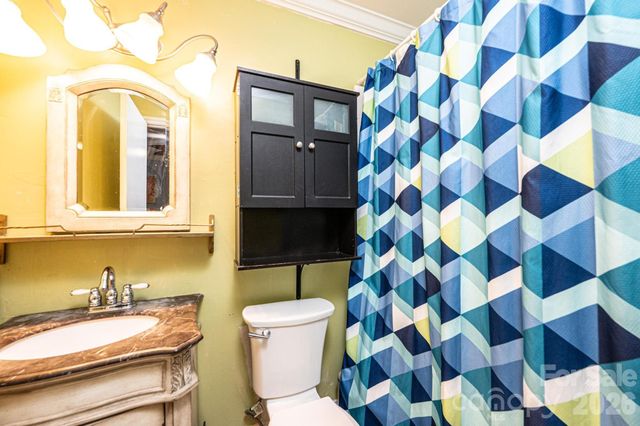 826 6th Street NW 4, Hickory, NC 28601