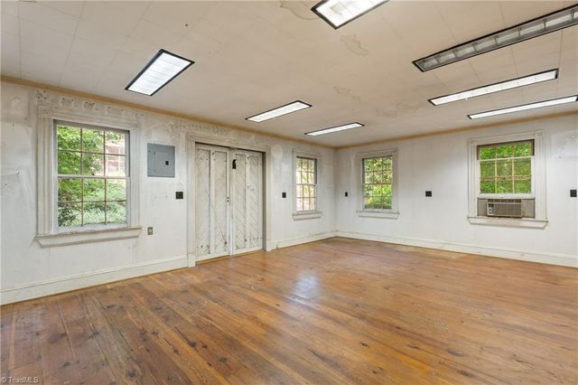 2460 Vincent Road, Winston-salem, NC 27106