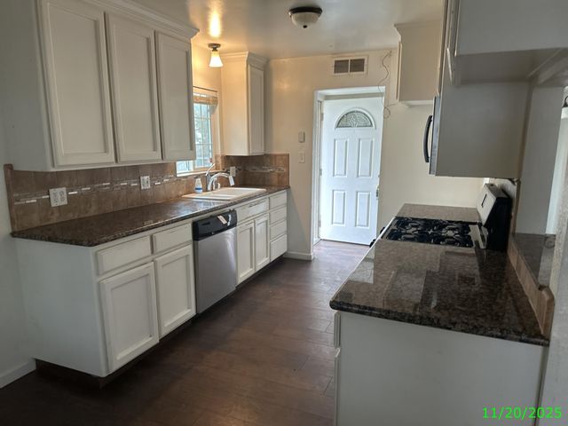 2528 W Howard Avenue, Visalia, CA 93277