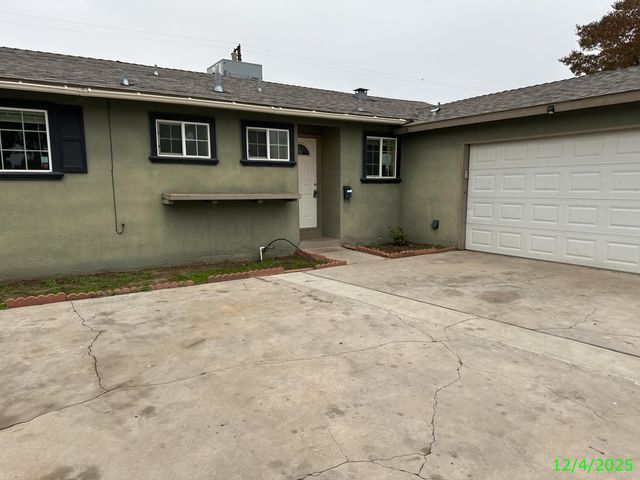 2528 W Howard Avenue, Visalia, CA 93277