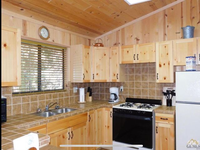 1724 Alta Sierra Road, Wofford Heights, CA 93285