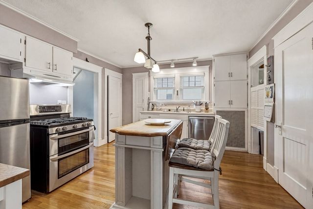 36 Queen St, Holyoke, MA 01040