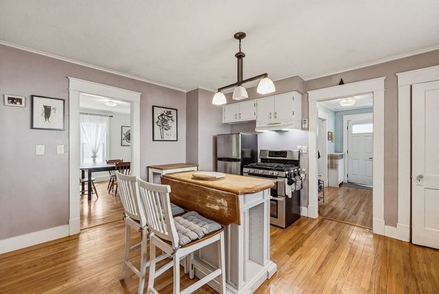 36 Queen St, Holyoke, MA 01040