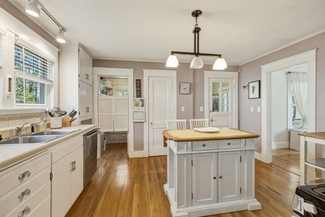 36 Queen St, Holyoke, MA 01040