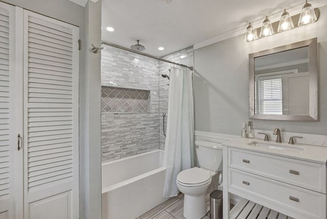 36 Queen St, Holyoke, MA 01040