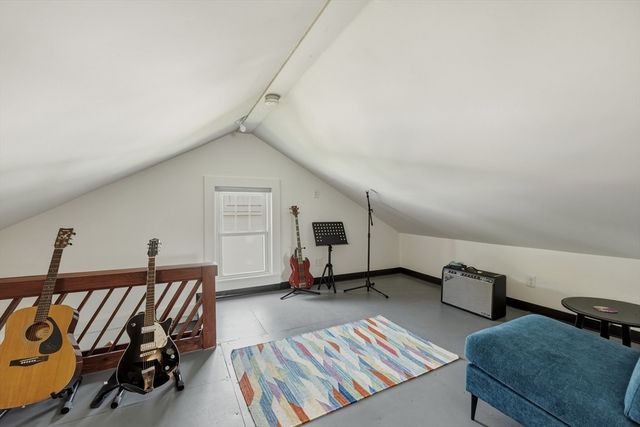 36 Queen St, Holyoke, MA 01040