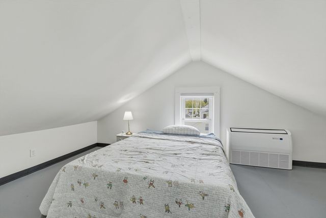 36 Queen St, Holyoke, MA 01040