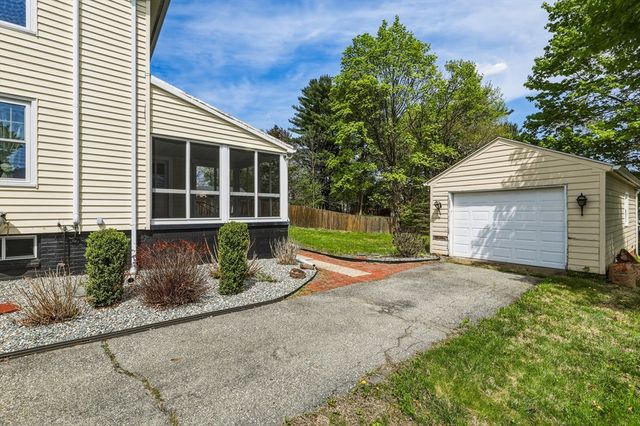 36 Queen St, Holyoke, MA 01040