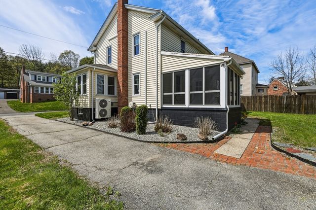 36 Queen St, Holyoke, MA 01040