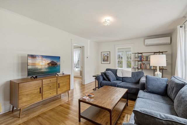 36 Queen St, Holyoke, MA 01040