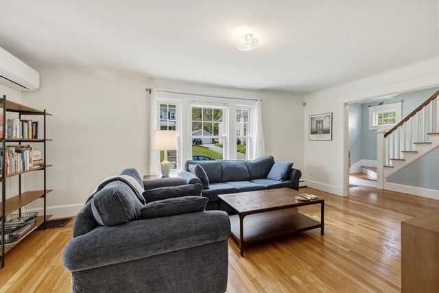 36 Queen St, Holyoke, MA 01040