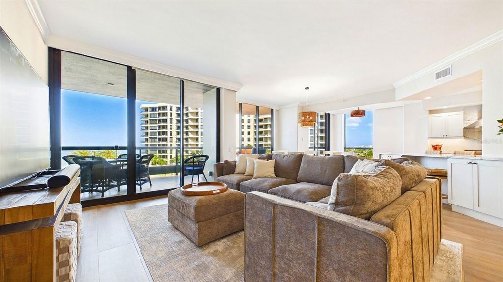 Image 14 of property listing at 1241 GULF OF MEXICO DRIVE 506, Longboat Key, FL 34228