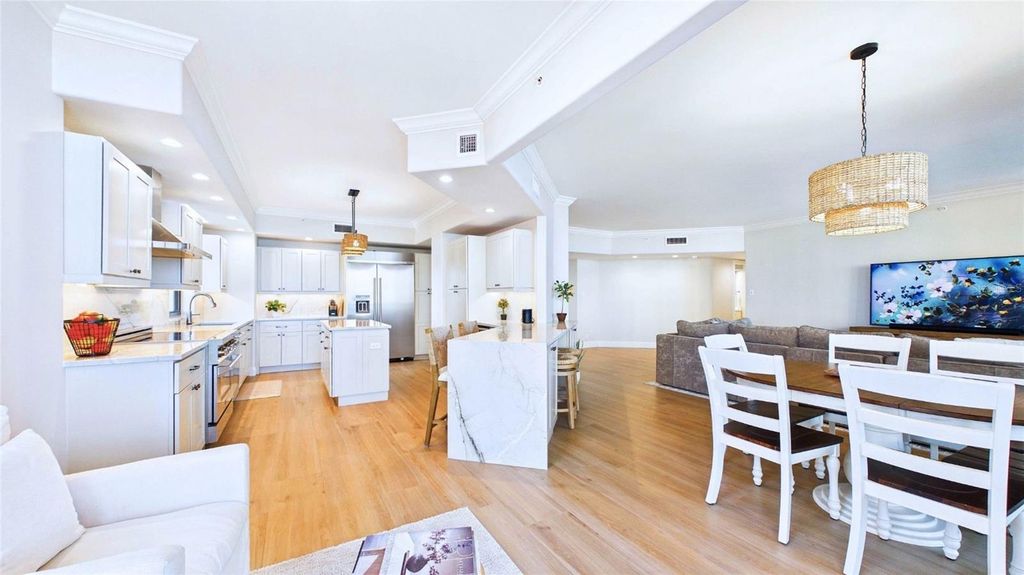 Image 3 of property listing at 1241 GULF OF MEXICO DRIVE 506, Longboat Key, FL 34228