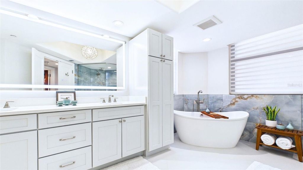 Image 40 of property listing at 1241 GULF OF MEXICO DRIVE 506, Longboat Key, FL 34228