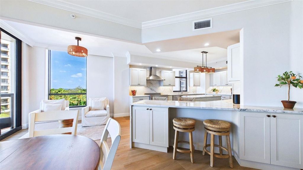 Image 5 of property listing at 1241 GULF OF MEXICO DRIVE 506, Longboat Key, FL 34228