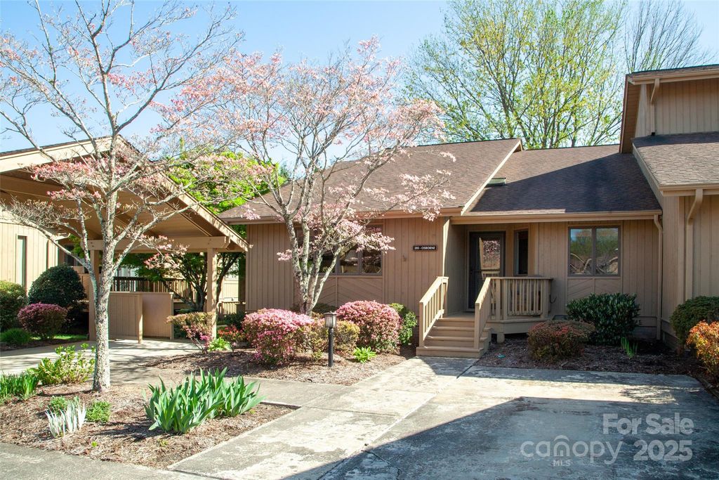 205 Wild Oak Lane, Hendersonville, NC 28791