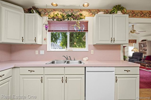 420 Rosario Lane, White Lake, MI 48386