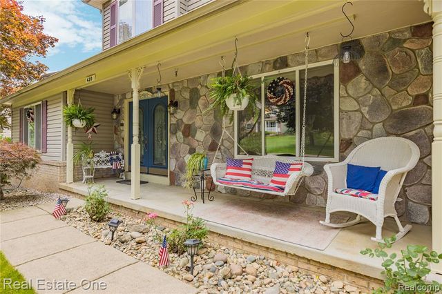 420 Rosario Lane, White Lake, MI 48386