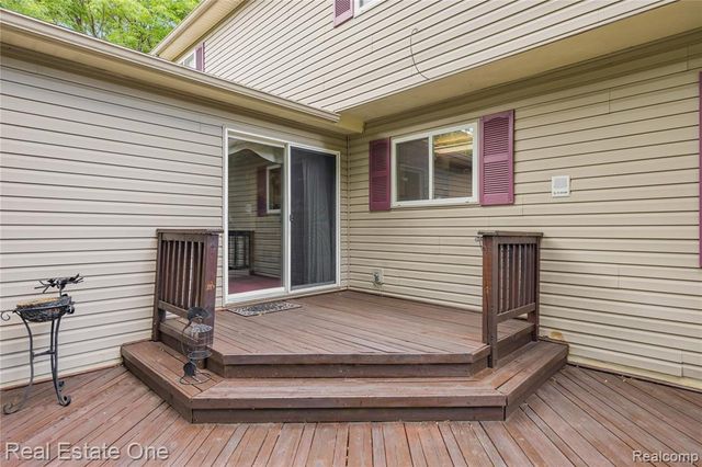 420 Rosario Lane, White Lake, MI 48386