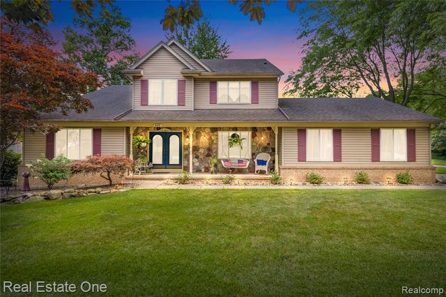 420 Rosario Lane, White Lake, MI 48386