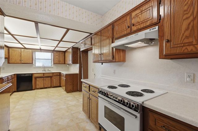 631 S Lariat Drive, Mustang, OK 73064