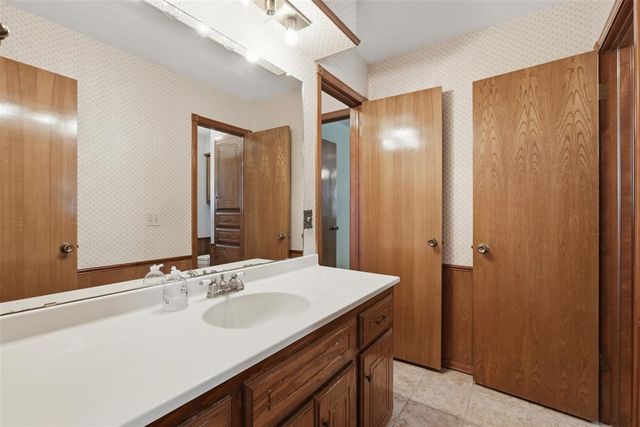 631 S Lariat Drive, Mustang, OK 73064