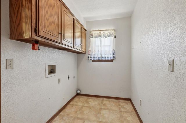631 S Lariat Drive, Mustang, OK 73064