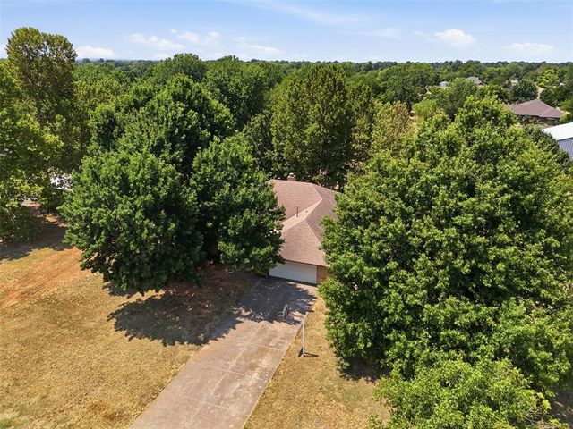 631 S Lariat Drive, Mustang, OK 73064