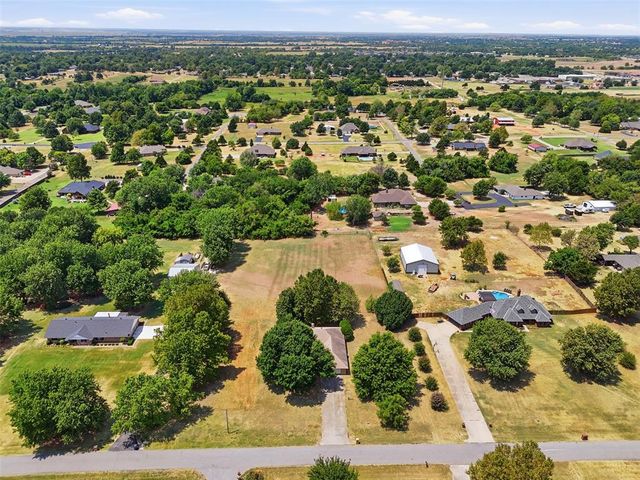 631 S Lariat Drive, Mustang, OK 73064