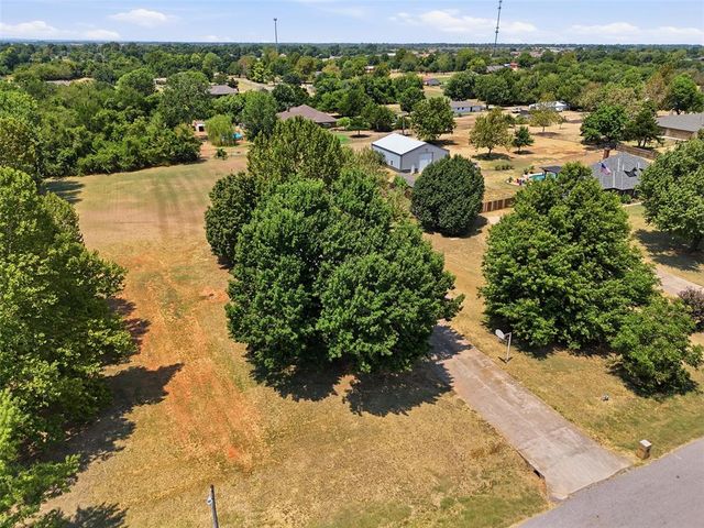 631 S Lariat Drive, Mustang, OK 73064