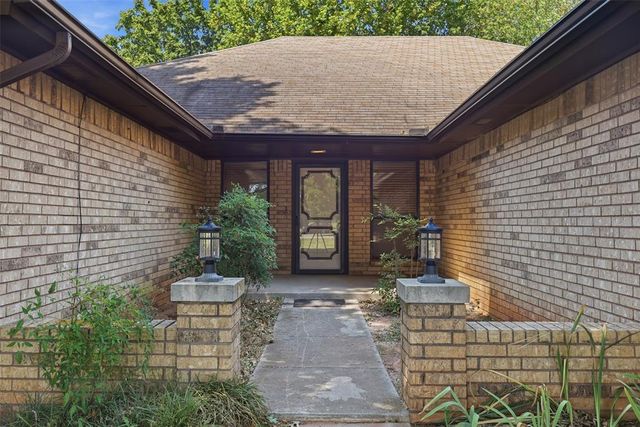 631 S Lariat Drive, Mustang, OK 73064